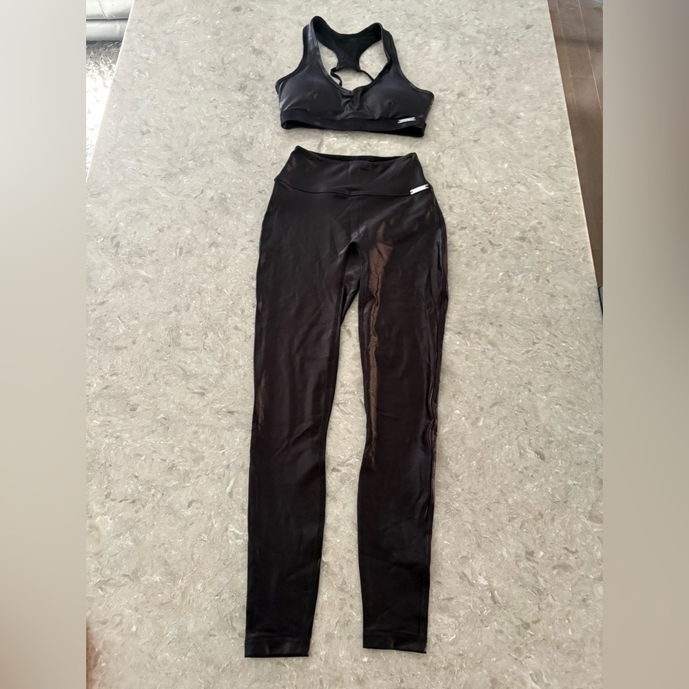 LIKE NEW BOMBSHELL SPORTSWEAR BLACK GLOSS LEGGINGS AND SPORTS BRA🖤
